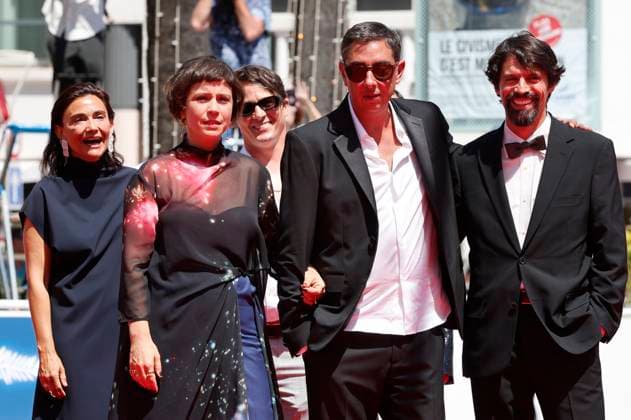 Crista Alfaiate, Miguel Gomes und Goncalo Waddington bei der Premiere des Kinofilms Grand Tour auf dem Festival de Cannes 2024 77. Internationale Filmfestspiele von Cannes im Palais des Festivals. Cannes, 22.05.2024