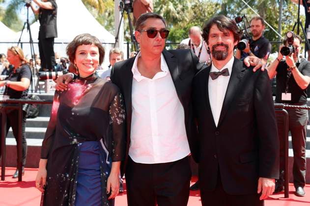 Crista Alfaiate, Miguel Gomes und Goncalo Waddington bei der Premiere des Kinofilms Grand Tour auf dem Festival de Cannes 2024 77. Internationale Filmfestspiele von Cannes im Palais des Festivals. Cannes, 22.05.2024