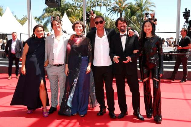 Filipa Reis, Gast, Crista Alfaiate, Miguel Gomes, Goncalo Waddington und Lang Khe Tran bei der Premiere des Kinofilms Grand Tour auf dem Festival de Cannes 2024 77. Internationale Filmfestspiele von Cannes im Palais des Festivals. Cannes, 22.05.2024