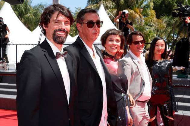 Goncalo Waddington, Miguel Gomes, Crista Alfaiate, Filipa Reis, Gast und Lang Khe Tran bei der Premiere des Kinofilms Grand Tour auf dem Festival de Cannes 2024 77. Internationale Filmfestspiele von Cannes im Palais des Festivals. Cannes, 22.05.2024