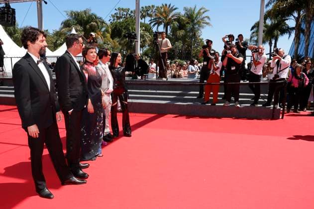 Goncalo Waddington, Miguel Gomes, Crista Alfaiate, Filipa Reis, Gast und Lang Khe Tran bei der Premiere des Kinofilms Grand Tour auf dem Festival de Cannes 2024 77. Internationale Filmfestspiele von Cannes im Palais des Festivals. Cannes, 22.05.2024