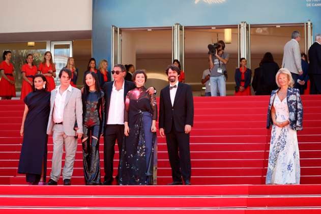 Filipa Reis, Gast, Lang Khe Tran, Crista Alfaiate, Miguel Gomes, Goncalo Waddington und Iris Knobloch bei der Premiere des Kinofilms Grand Tour auf dem Festival de Cannes 2024 77. Internationale Filmfestspiele von Cannes im Palais des Festivals. Cannes, 22.05.2024