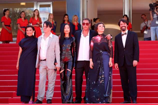 Filipa Reis, Gast, Lang Khe Tran, Crista Alfaiate, Miguel Gomes und Goncalo Waddington bei der Premiere des Kinofilms Grand Tour auf dem Festival de Cannes 2024 77. Internationale Filmfestspiele von Cannes im Palais des Festivals. Cannes, 22.05.2024