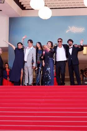 Filipa Reis, Guest, Lang Khe Tran, Crista Alfaiate, Miguel Gomes und Goncalo Waddington bei der Premiere des Kinofilms Grand Tour auf dem Festival de Cannes 2024 77. Internationale Filmfestspiele von Cannes im Palais des Festivals. Cannes, 22.05.2024