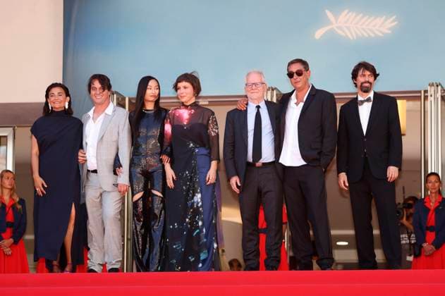 Filipa Reis, Guest, Lang Khe Tran, Crista Alfaiate, Thierry Fremaux, Miguel Gomes und Goncalo Waddington bei der Premiere des Kinofilms Grand Tour auf dem Festival de Cannes 2024 77. Internationale Filmfestspiele von Cannes im Palais des Festivals. Cannes, 22.05.2024