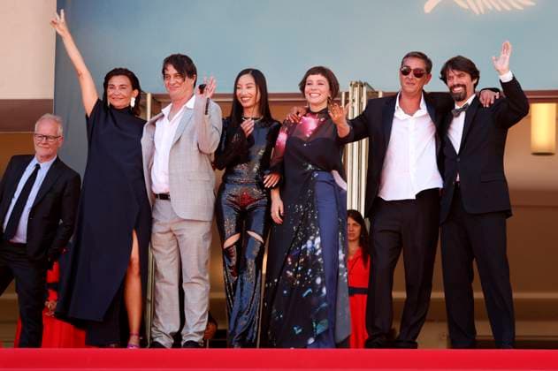 Entertainment Bilder des Tages Thierry Fremaux, Filipa Reis, Guest, Lang Khe Tran, Crista Alfaiate, Miguel Gomes und Goncalo Waddington bei der Premiere des Kinofilms Grand Tour auf dem Festival de Cannes 2024 77. Internationale Filmfestspiele von Cannes im Palais des Festivals. Cannes, 22.05.2024