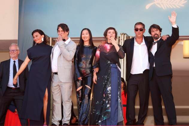Thierry Fremaux, Filipa Reis, Guest, Lang Khe Tran, Crista Alfaiate, Miguel Gomes und Goncalo Waddington bei der Premiere des Kinofilms Grand Tour auf dem Festival de Cannes 2024 77. Internationale Filmfestspiele von Cannes im Palais des Festivals. Cannes, 22.05.2024