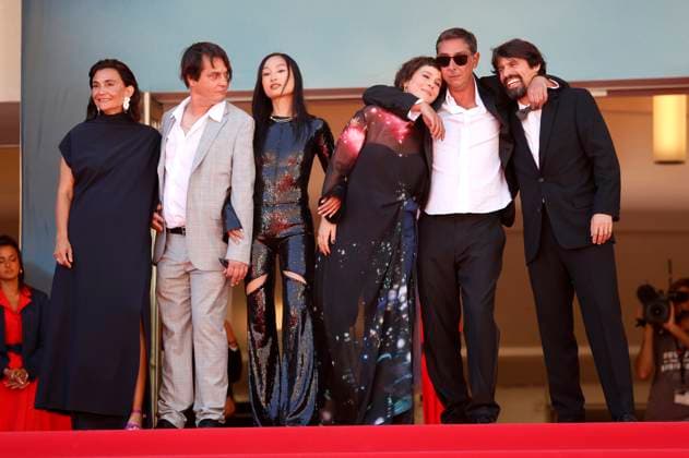 Filipa Reis, Guest, Lang Khe Tran, Crista Alfaiate, Miguel Gomes und Goncalo Waddington bei der Premiere des Kinofilms Grand Tour auf dem Festival de Cannes 2024 77. Internationale Filmfestspiele von Cannes im Palais des Festivals. Cannes, 22.05.2024