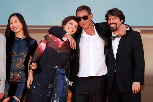 Lang Khe Tran, Crista Alfaiate, Miguel Gomes und Goncalo Waddington bei der Premiere des Kinofilms Grand Tour auf dem Festival de Cannes 2024 77. Internationale Filmfestspiele von Cannes im Palais des Festivals. Cannes, 22.05.2024