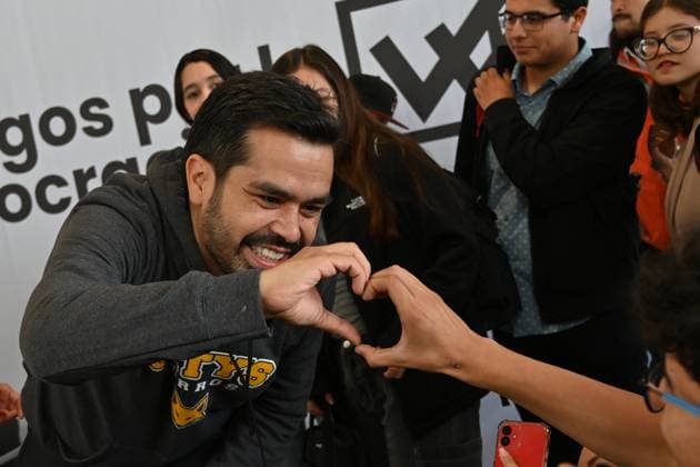 May 22, 2024, Tijuana, Baja California, Mexico: Mexican presidential candidate Jorge Alvarez Maynez of the Citizens Movement Party (MC), makes a heart shape hand gesture with one of his student supporters during a campaign stop in Tijuana, Baja California, Mexico, where he sought the youth vote at the CETYS University campus on Wednesday, May 22, 2024. Tijuana Mexico - ZUMAm180 20240522_zip_m180_006 Copyright: xCarlosxA.xMorenox
