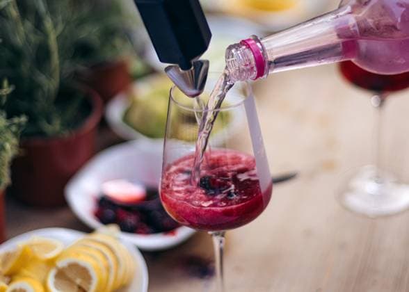 IMAGO Creative, Lifestyle, Feste im Garten #2 Pouring a refreshing berry drink into a glass Kirchberg in Tirol, Tyrol, Austria R_MGTP240519-1377094-01