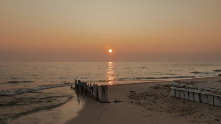 Sun set at the great lakes beach Arcadia, Michigan, United States R_ORFW240521C-1440254-01