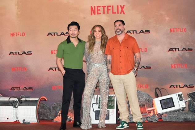 Bilder des Jahres 2024, Entertainment 05 Mai Entertainment Themen der Woche KW21 Entertainment Bilder des Tages Atlas Press Conference - Mexico City (L-R) Actor Simu Liu, actress and singer Jennifer Lopez and Director Brad Peyton, pose during a press conference to promote the film Atlas at Mexico City St. Regis Hotel. on May 21, 2024 in Mexico City, Mexico. Mexico City, Mexico, May 22, 2024. Photo by Carlos Tischler Eyepix Group ABACAPRESS.COM Mexico City Mexico  Copyright: xTischlerxCarlos Eyepix ABACAx
