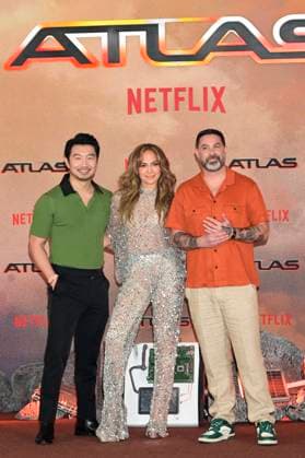Atlas Press Conference - Mexico City (L-R) Actor Simu Liu, actress and singer Jennifer Lopez and Director Brad Peyton, pose during a press conference to promote the film Atlas at Mexico City St. Regis Hotel. on May 21, 2024 in Mexico City, Mexico. Mexico City, Mexico, May 22, 2024. Photo by Carlos Tischler Eyepix Group ABACAPRESS.COM Mexico City Mexico  Copyright: xTischlerxCarlos Eyepix ABACAx