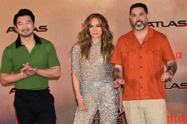 Atlas Press Conference - Mexico City (L-R) Actor Simu Liu, actress and singer Jennifer Lopez and Director Brad Peyton, pose during a press conference to promote the film Atlas at Mexico City St. Regis Hotel. on May 21, 2024 in Mexico City, Mexico. Mexico City, Mexico, May 22, 2024. Photo by Carlos Tischler Eyepix Group ABACAPRESS.COM Mexico City Mexico  Copyright: xTischlerxCarlos Eyepix ABACAx