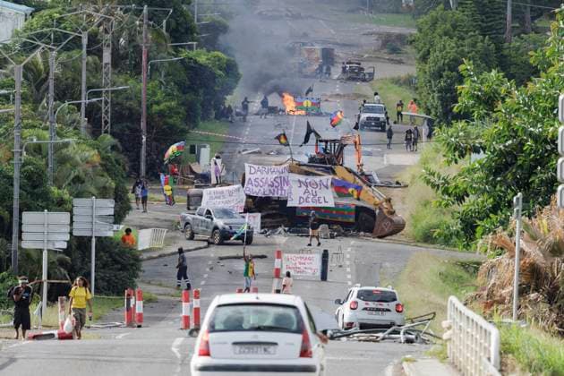 Bilder des Jahres 2024, News 05 Mai News Themen der Woche KW21 News Bilder des Tages Macron Says French Troops Will Stay In New Caledonia Protesters wave Kanak flags at an independantist roadblock in Avenue d?Auteuil in Noumea, France s Pacific territory of New Caledonia, on May 22, 2024. French security forces will remain in New Caledonia as long as necessary, Emmanuel Macron has said, after France?s president arrived in the Pacific territory in an urgent attempt to calm tensions after more than a week of riots that have left six dead. Photo by MMIIAS ABACPRESS.COM Noumea France  Copyright: xMMIIAS ABACAx