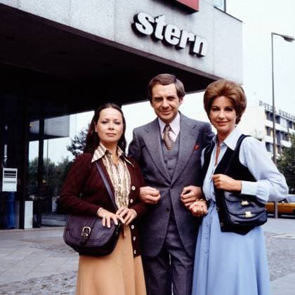 EIN MANN FÜR ALLE FÄLLE Ein Mann für alle Fälle, ZDF Serie, 1978, Bild: Chariklia Baxevanos, Harald Juhnke und Johanna von Koczian in einer Drehpause., Berlin Deutschland Copyright: ArthurxGrimm AGR_82030315 EDITORIAL USE ONLY