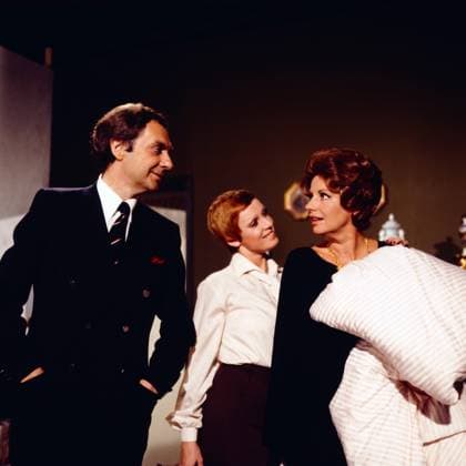 EIN MANN FÜR ALLE FÄLLE Ein Mann für alle Fälle, ZDF Serie, 1978, Szene: Harald Juhnke, Anita Kupsch, Johanna von Koczian, Berlin Deutschland Copyright: ArthurxGrimm AGR_82030320 EDITORIAL USE ONLY
