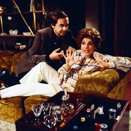 EIN MANN FÜR ALLE FÄLLE Ein Mann für alle Fälle, ZDF Serie, 1979, Szene: Harald Juhnke und Johanna von Koczian, Berlin Deutschland Copyright: ArthurxGrimm AGR_82030322 EDITORIAL USE ONLY