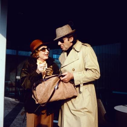 EIN MANN FÜR ALLE FÄLLE Ein Mann für alle Fälle, ZDF Serie, 1979, Szene: Edith Schollwer als Frau Reschke, Harald Juhnke als Frank Engelmann, Berlin Deutschland Copyright: ArthurxGrimm AGR_82030326 EDITORIAL USE ONLY
