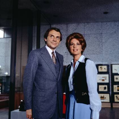 EIN MANN FÜR ALLE FÄLLE Ein Mann für alle Fälle, ZDF Serie, 1978, Bild: Harald Juhnke und Johanna von Koczian in einer Drehpause, Berlin Deutschland Copyright: ArthurxGrimm AGR_82030328 EDITORIAL USE ONLY