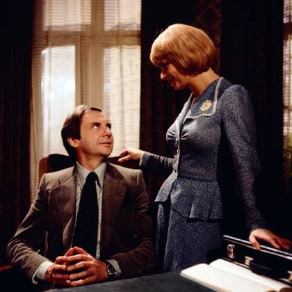 EIN MANN FÜR ALLE FÄLLE Ein Mann für alle Fälle, ZDF Serie, 1979, Szene: Harald Juhnke als Frank Engelmann, Barbara Schöne als Sekretärin Frau Sommer, Berlin Deutschland Copyright: ArthurxGrimm AGR_82030330 EDITORIAL USE ONLY