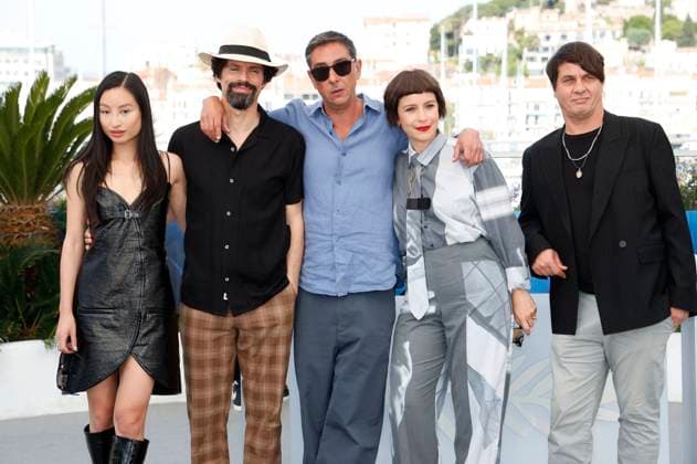Lang Khe Tran, Goncalo Waddington, Miguel Gomes, Crista Alfaiate und Claudio da Silva beim Photocall zum Kinofilm Grand Tour auf dem Festival de Cannes 2024 77. Internationale Filmfestspiele von Cannes am Palais des Festivals. Cannes, 23.05.2024