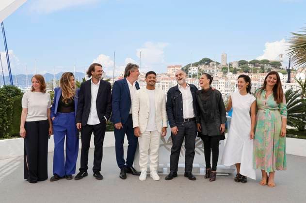 Viola Fugen, Simone Oliveira, Caio Gullane, Fabiano Gullane, Iago Xavier, Karim Ainouz, Nataly Rocha, Janaina Bernardes und Gast beim Photocall zum Kinofilm Motel Destino auf dem Festival de Cannes 2024 77. Internationale Filmfestspiele von Cannes am Palais des Festivals. Cannes, 23.05.2024