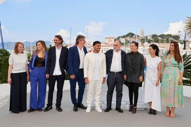Viola Fugen, Simone Oliveira, Caio Gullane, Fabiano Gullane, Iago Xavier, Karim Ainouz, Nataly Rocha, Janaina Bernardes und Gast beim Photocall zum Kinofilm Motel Destino auf dem Festival de Cannes 2024 77. Internationale Filmfestspiele von Cannes am Palais des Festivals. Cannes, 23.05.2024