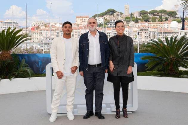 Iago Xavier, Karim Ainouz und Nataly Rocha beim Photocall zum Kinofilm Motel Destino auf dem Festival de Cannes 2024 77. Internationale Filmfestspiele von Cannes am Palais des Festivals. Cannes, 23.05.2024