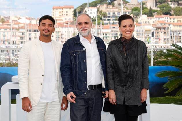 Iago Xavier, Karim Ainouz und Nataly Rocha beim Photocall zum Kinofilm Motel Destino auf dem Festival de Cannes 2024 77. Internationale Filmfestspiele von Cannes am Palais des Festivals. Cannes, 23.05.2024