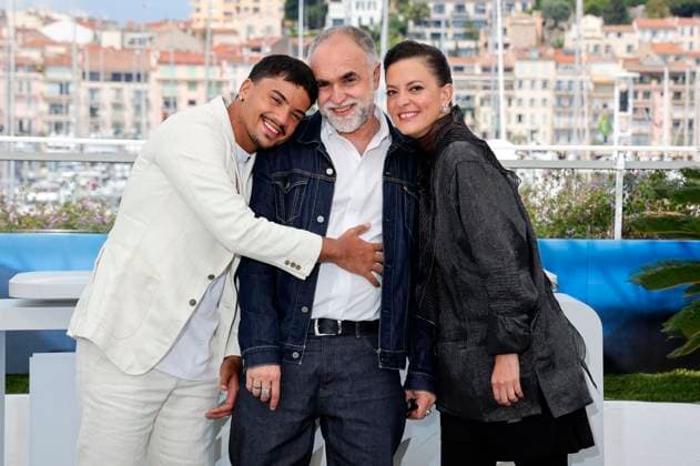 Iago Xavier, Karim Ainouz und Nataly Rocha beim Photocall zum Kinofilm Motel Destino auf dem Festival de Cannes 2024 77. Internationale Filmfestspiele von Cannes am Palais des Festivals. Cannes, 23.05.2024