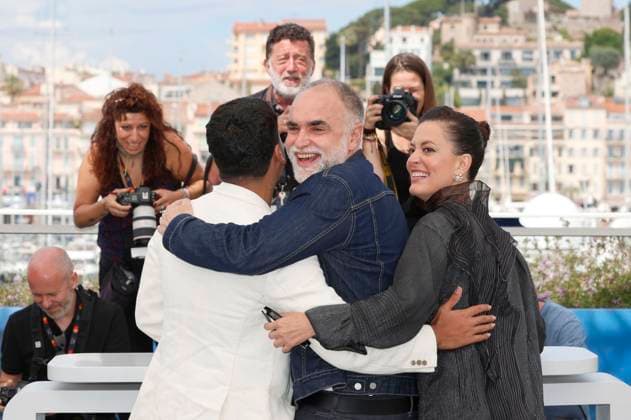 Iago Xavier, Karim Ainouz und Nataly Rocha beim Photocall zum Kinofilm Motel Destino auf dem Festival de Cannes 2024 77. Internationale Filmfestspiele von Cannes am Palais des Festivals. Cannes, 23.05.2024