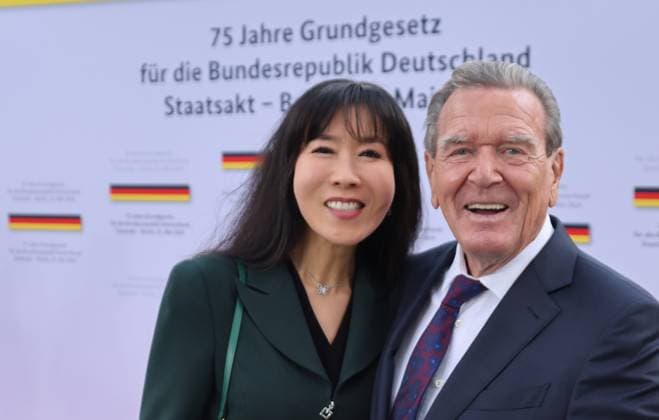 Bilder des Jahres 2024, News 05 Mai News Themen der Woche KW21 News Bilder des Tages 75 Jahre Grundgesetz 23.03.2024,Germany, Berlin, Bundeskanzleramt, Staatsakt, 75 Jahre Grundgesetz mit den Verfassungsorganen und ex Bundeskanzler Gerhard Schroeder mit Ehefrau Seon, Berlin Berlin Germany *** 75 years Basic Law 23 03 2024,Germany, Berlin, Federal Chancellery, State ceremony, 75 years Basic Law with the constitutional bodies and former Federal Chancellor Gerhard Schroeder with his wife Seon, Berlin Berlin Germany