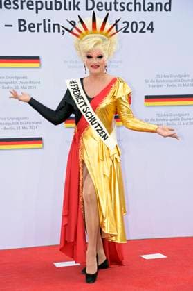 Bilder des Jahres 2024, News 05 Mai News Themen der Woche KW21 News Bilder des Tages Olivia Jones beim Staatsakt zu 75 Jahre Grundgesetz auf dem Forum zwischen Bundestag und Kanzleramt. Berlin, 23.05.2024 *** Olivia Jones at the state ceremony to mark 75 years of the Basic Law at the forum between the Bundestag and the Chancellery Berlin, 23 05 2024 Foto:xF.xKernx xFuturexImagex staatsakt_4512