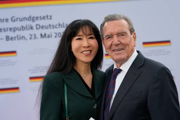 75 Jahre Grundgesetz, Staatsakt Platz vor dem Bundeskanzleramt 75 Jahre Grundgesetz, Staatsakt Platz vor dem Bundeskanzleramt, Bundeskanzler a. D. Gerhard Schröder mit Ehefrau So-yeon Schröder-Kim Berlin Berlin GER *** 75 years of the Basic Law, State Act Square in front of the Federal Chancellery 75 years of the Basic Law, State Act Square in front of the Federal Chancellery, former Federal Chancellor Gerhard Schröder with his wife So yeon Schröder Kim Berlin Berlin GER