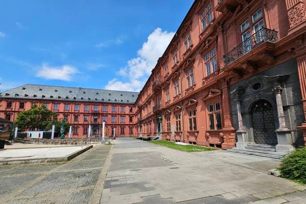 Mainz Themenfoto: Deutschland, Stadt, Landeshauptstadt, Mainz, Rheinland-Pfalz, 20.05.2024 Das Gebaeude des Landtag, das Mainzer Deutschhaus ist die Heimat des Parlament von Rheinland-Pfalz Themenfoto: Deutschland, Stadt, Landeshauptstadt, Mainz, Rheinland-Pfalz, 20.05.2024 *** Mainz theme photo Germany, city, state capital, Mainz, Rhineland Palatinate, 20 05 2024 The building of the state parliament, the Mainz Deutschhaus is the home of the parliament of Rhineland Palatinate theme photo Germany, city, state capital, Mainz, Rhineland Palatinate, 20 05 2024 Copyright: xAugstx xEibner-Pressefotox EP_jat
