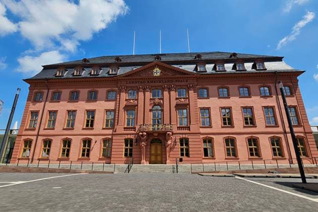 Mainz Themenfoto: Deutschland, Stadt, Landeshauptstadt, Mainz, Rheinland-Pfalz, 20.05.2024 Das Gebaeude des Landtag, das Mainzer Deutschhaus ist die Heimat des Parlament von Rheinland-Pfalz Themenfoto: Deutschland, Stadt, Landeshauptstadt, Mainz, Rheinland-Pfalz, 20.05.2024 *** Mainz theme photo Germany, city, state capital, Mainz, Rhineland Palatinate, 20 05 2024 The building of the state parliament, the Mainz Deutschhaus is the home of the parliament of Rhineland Palatinate theme photo Germany, city, state capital, Mainz, Rhineland Palatinate, 20 05 2024 Copyright: xAugstx xEibner-Pressefotox EP_jat