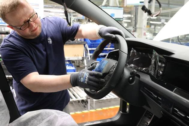 Wolfsburg Niedersachsen Wolfsburg, 23.05.2024, Volkswagen Werk Wolfsburg, VW Golf und VW Tiguan Produktion, Fertigungslinie VW Golf 8 GTI, Lenkradmontage