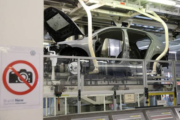 Wolfsburg Niedersachsen Wolfsburg, 23.05.2024, Volkswagen Werk Wolfsburg, VW Golf und VW Tiguan Produktion. Montagelinien Golf 8, Hochzeit, Fertigungslinie Fahrwerk, Getriebe und Motor werden in die Karosserie eingesetzt.