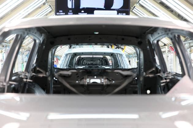 Wolfsburg Niedersachsen Wolfsburg, 23.05.2024, Volkswagen Werk Wolfsburg, VW Golf und VW Tiguan Produktion. Die Endkontrolle des fertig lackierten VW Tiguans.