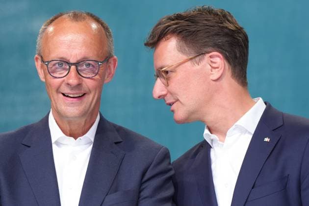 CDU Europa Wahlkampfveranstaltung in Aachen CDU Parteivorsitzender Friedrich Merz gemeinsam mit NRW Ministerparaesident Hendrik Wuest im diskreten Dialog und Austausch auf der Buehne bei der CDU Wahlkampfveranstaltung zur Europawahl im Katschhof, Aachen, 23.05.2024 Aachen Nordrhein-Westfalen Deutschland *** CDU European election campaign event in Aachen CDU party chairman Friedrich Merz together with NRW Minister President Hendrik Wuest in discreet dialog and exchange on stage at the CDU election campaign event for the European elections in Katschhof, Aachen, 23 05 2024 Aachen North Rhine-Westphalia Germany
