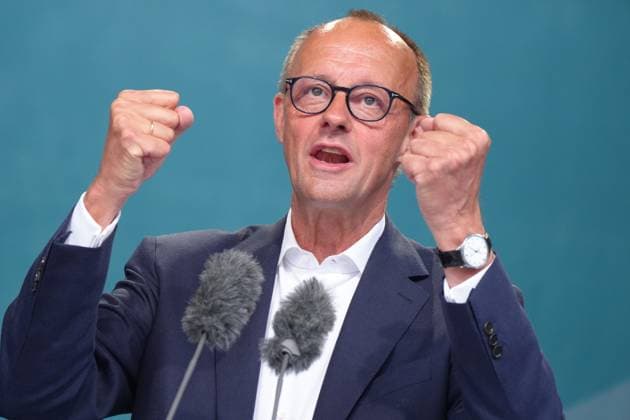 News Bilder des Tages CDU Europa Wahlkampfveranstaltung in Aachen CDU Vorsitzender Friedrich Merz im Portrait mit kraftvoller Handgeste bei seiner Rede auf der CDU Wahlkampffveranstaltung zur Europawahl im Katschhof, Aachen, 23.05.2024 Aachen Nordrhein-Westfalen Deutschland *** CDU European election campaign event in Aachen CDU chairman Friedrich Merz in portrait with powerful hand gesture during his speech at the CDU election campaign event for the European elections in Katschhof, Aachen, 23 05 2024 Aachen North Rhine-Westphalia Germany