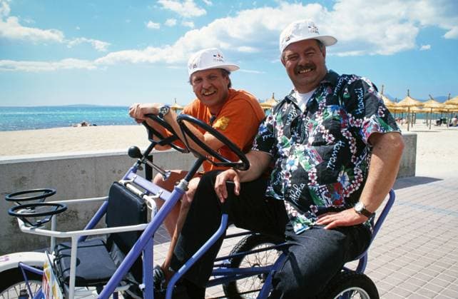 Archivbilder der Woche KW21 Harry Wijnvoord (rechts), niederländischer Moderator, und Stimmungssänger Klaus Baumgart, aka Der große Klaus, mit dem Doppelfahrrad unterwegs auf Mallorca, Spanien 1997. Mallorca Balearische Inseln Spanien Copyright: xUnitedxArchivesx xAlexanderxStingl STI_8704003340 EDITORIAL USE ONLY
