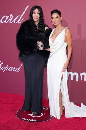 Cher und Demi Moore bei der Amfar Gala am 23.05.2024 im Rahmen vom 77. Film Festival in Cannes Cannes Film Festival 2024 - Amfar Gala