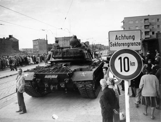 Bau der Berliner Mauer Ein Panzer der US-Army patroulliert an der Sektorengrenze am Moritzplatz. Die Bürgersteige sind gut gefüllt mit interessierten Passantinnen und Passanten, auch einige Autos sind unterwegs, Berlin 1961. - Originale Bildbeschreibung: Mitten durch die Hauptstadt führt die Grenze der beiden Machtblöcke - OST : WEST - Mit Betonmauern, Stacheldraht und Bajonetten der Volkspolizei wächst die Mauer zwischen Ost und West, und zwar nicht nur in Berlin. - Hanschriftlich ergänzt: Amerikaner Moritzplatz , Berlin Copyright: Kindermann Nur redaktionelle Nutzung Editorial use only KIN_740302075 EDITORIAL USE ONLY