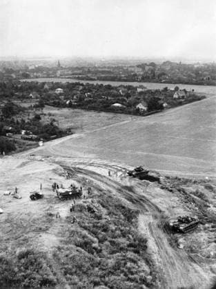Bau der Berliner Mauer Panzer des US-Army auf einem Feld in Rudow, Berlin 1961. Originale Bildbeschreibung: LUFTAUFNAHMEN ! ! ! ! zur Fernsehsendung am 27.8. von 18.05 - 18.55 Uhr: DIE MAUER von Matthias Walden - die sich mit den Auswirkungen der Ereignisse am 13. August d.J. befasst. - U.B.z.: amerikanischer Panzer geht an der Zonengrenze in Rudow in Stellung , Berlin Copyright: Kindermann Nur redaktionelle Nutzung Editorial use only KIN_740302084 EDITORIAL USE ONLY