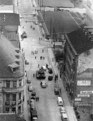 Bau der Berliner Mauer Der Checkpoint Charlie vor der Einrichtung des bekannten Wachhäuschens, Berlin 1961. - Originale Bildbeschreibung: die sich mit den Auswirkungen der Ereignisse am 13. August befassen. - U.B.z.: Grenzübergang Friedrich- Ecke Zimmerstr. im Vordergrund ein amerikanischer Panzer, etwas dahinter auf östlicher Seite ein Wasserwerfer , Berlin Copyright: Kindermann Nur redaktionelle Nutzung Editorial use only KIN_740302085 EDITORIAL USE ONLY