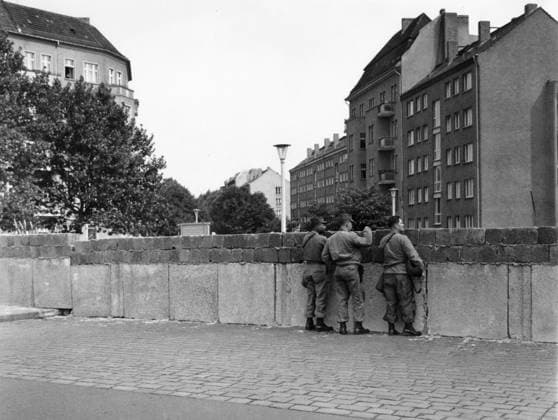 Bau der Berliner Mauer Soldaten der US-Army schauen über die kürzlich errichtete Berliner Mauer, Berlin 1961 - Originale Bildbeschreibung: Momentane Situation an den Grenzen Westberlins - Wildernbruchstr. sic. , Berlin Copyright: Kindermann Nur redaktionelle Nutzung Editorial use only KIN_740302105 EDITORIAL USE ONLY