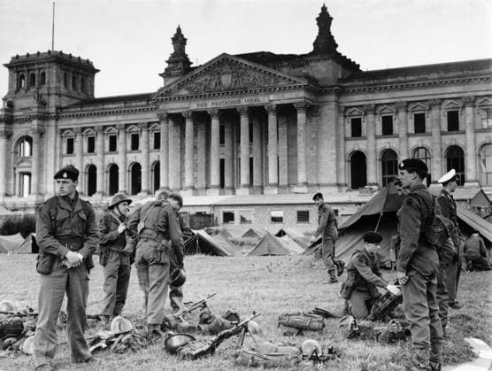 Bau der Berliner Mauer Soldaten der Englischen Streitkräfte richten ihr Lager vorm Reichstag ein, Berlin 1961. - Originale Bildbeschreibung: Engländer vor dem Reichstagsgebäude , Berlin Copyright: Kindermann Nur redaktionelle Nutzung Editorial use only KIN_740302107 EDITORIAL USE ONLY